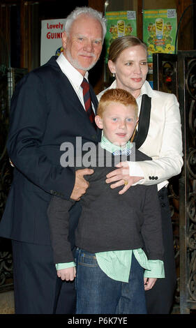 Malcolm McDowell, Frau Kelley und Sohn Beckett 039 an Malcolm McDowell, die mit einem Stern geehrt, auf dem Hollywood Walk of Fame in Los Angeles. Malcolm McDowell, Frau Kelley und Sohn Beckett 039 Veranstaltung in Hollywood Leben - Kalifornien, Red Carpet Event, USA, Filmindustrie, Prominente, Fotografie, Bestof, Kunst, Kultur und Unterhaltung, Topix prominente Mode, Besten, Hollywood Leben, Event in Hollywood Leben - Kalifornien, Film Stars, TV Stars, Musik, Promis, Topix, Bestof, Kunst, Kultur und Unterhaltung, Fotografie, Anfrage tsuni@Gamma-USA.com, Kredit Tsuni/USA, geehrt mit einem Stockfoto