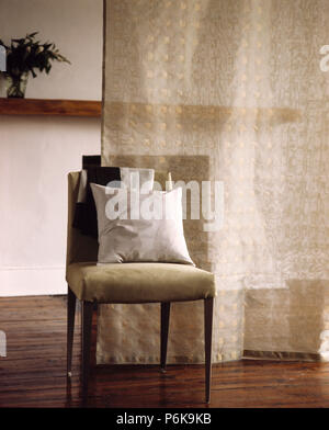 Gemusterte Seide Kissen auf bequemen grauen Sesseln vor großen