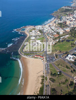 Nobbys und Newcastle Beach von Hubschrauber. Diese beiden großen Strände nur wenige Minuten von der Innenstadt sind sehr beliebt bei Touristen und Einheimischen. Newcastle ist eine majo Stockfoto