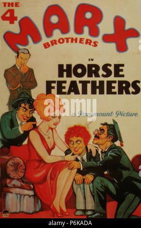 PLUMAS DE CABALLOS (Federn). Protagonizado por los hermanos Marx (Groucho, Chico, Harpo, Zeppo, Thelma Todd) y Connie Bailey. Dirigida por Norman Z. McLeod. Genero Comedia. Paramount. USA, 1932. Kartell de la película. Stockfoto