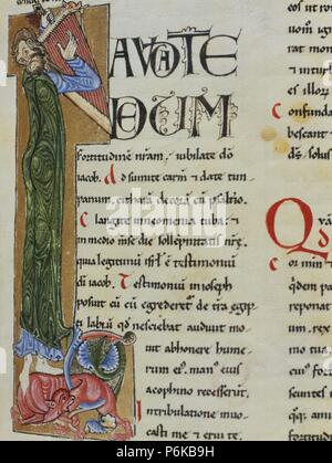 ARTE ROMANICO. ESPAÑA. SIGLO XII. Representación de DAVID MUSICO de la 'BIBLIA DE LLEIDA', manuscrito Pintado y Dorado, realizado sobre pergamino y wahrscheinlich corladura. Los años Datado entre 1165 y 1175. Las mejores del Folio 265 v. Letra inicial del salmo 80. Archivo de la Catedral de Lleida. Cataluña. Stockfoto