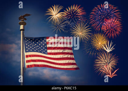 Festliches Feuerwerk mit amerikanischer Flagge schwenkten gegen die Dunklen blauen Nachthimmel. Konzept für den 4. Juli fest. Stockfoto