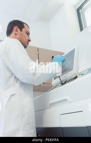 Arzt ein Blutbild im Labor Stockfoto