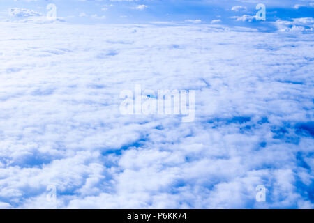 Tolle Wolken aus dem Flugzeug auf blauen Himmel. Stockfoto