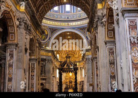 Katholische Kirche innen in Italien. Stockfoto