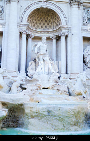 Erstaunlich Trevi Brunnen Skulptur in Rom, Italien. Stockfoto