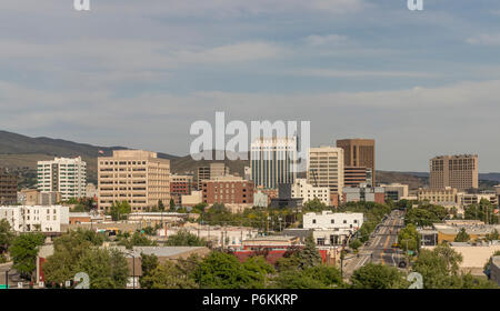 Boise, Idaho. Stadtbild mit Blick aus dem Westen. Die Innenstadt von Straßen und Wolkenkratzern und die Boise Ausläufern an einem Sommerabend. Stockfoto