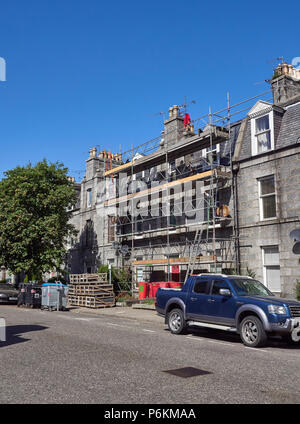 Gerüst, das auf der Vorderseite eines Haus in Osbourne Hotel Aberdeen, während Renovierungsarbeiten aus durchgeführt werden. Aberdeen, Schottland. Stockfoto