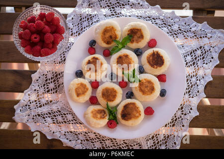 Quark Pfannkuchen mit heißen Himbeeren. Stockfoto