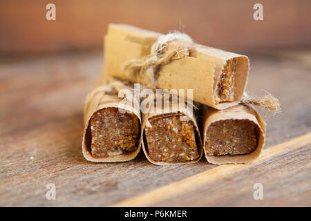 Hausgemachtes Müsli bars mit Nüsse und getrocknete Früchte auf einem Holzbrett Stockfoto