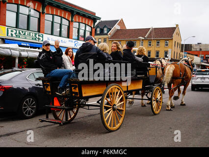 Ottawa, Kanada - 15. Mai 2017. Pferdewagen im Old Town in Ottawa, Kanada. Königin Victoria entschied Ottawa ist die Hauptstadt von Kanada im Jahr 1857. Stockfoto