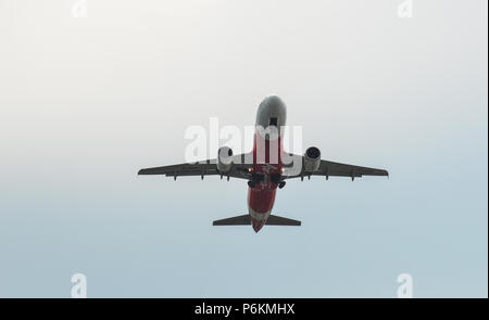 Phuket, Thailand - 23.April 2018. Ein Airbus A320 Flugzeug der AirAsia unter - weg vom Internationalen Flughafen Phuket (HKT). Stockfoto