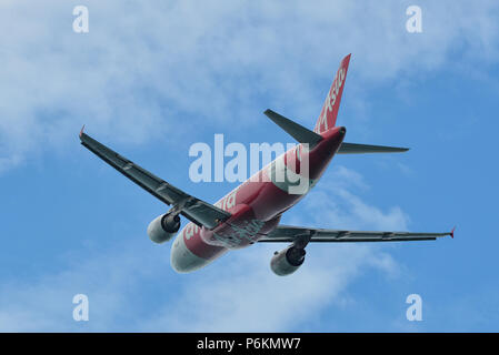 Phuket, Thailand - 23.April 2018. Ein Airbus A320 Flugzeug der AirAsia unter - weg vom Internationalen Flughafen Phuket (HKT). Stockfoto