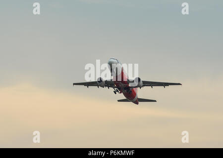 Phuket, Thailand - 23.April 2018. Ein Airbus A320 Flugzeug der AirAsia unter - weg vom Internationalen Flughafen Phuket (HKT). Stockfoto