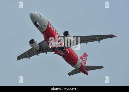 Phuket, Thailand - 23.April 2018. Ein Airbus A320 Flugzeug der AirAsia unter - weg vom Internationalen Flughafen Phuket (HKT). Stockfoto