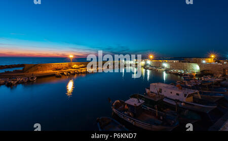 Abenddämmerung in Gallipoli, Provinz Lecce, Apulien, Süditalien. Blick von Mauern der mittelalterlichen Burg Angevine-Aragonese Stockfoto