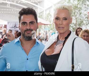 Brigitte Nielsen und Ehemann Mattia Dessi posieren für ein Foto zusammen auf einer Veranstaltung in Los Angeles mit: Brigitte Nielsen und Mattia Dessi Wo: Los Angeles, Kalifornien, Vereinigte Staaten, wenn: 14 Sep 2017 Credit: Sheri Determan/WENN.com Stockfoto