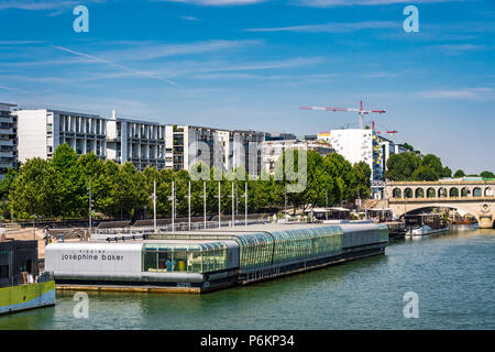 Piscine Joséphine Baker ist ein Swimmingpool schwimmen auf der Seine in Paris, Frankreich. Stockfoto