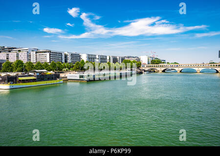 Piscine Joséphine Baker ist ein Swimmingpool schwimmen auf der Seine in Paris, Frankreich. Stockfoto