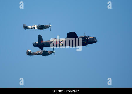 Die Royal Air Force die Schlacht um England Memorial Flight (BBMF). Supermarine Spitfire, Hurricane Mk2C und a Lancaster Bomber im Flug. Stockfoto