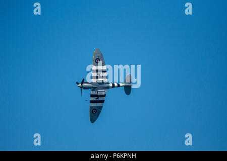 Die Royal Air Force die Schlacht um England Memorial Flight (BBMF). Supermarine Spitfire im blauen Himmel. Stockfoto