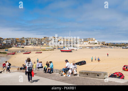 St. Ives, ENGLAND - Juni 18: Touristen rund um den Hafen in St. Ives an einem heißen Tag im Sommer. In St Ives, Cornwall, England. Juni 2018 18. Stockfoto