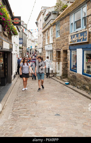 St. Ives, ENGLAND - Juni 18: Touristen erkunden Sie die Gassen in St. Ives, Cornwall, England. Fore Street, St Ives, Cornwall, England. Am 18. Juni Stockfoto