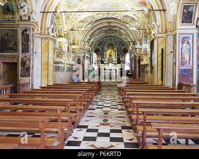 Historische Interieurs von Madonna del Sasso Kirche mit Holzmöbeln, dekorativen Decke in Locarno in der Schweiz Stockfoto