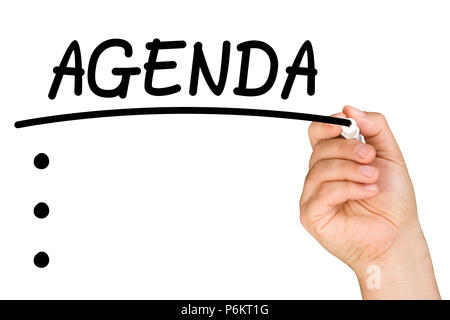 Hand unterstreichen agenda Text mit schwarzem Filz Spitze oder Marker auf ein klares Glas whiteboard isoliert Stockfoto