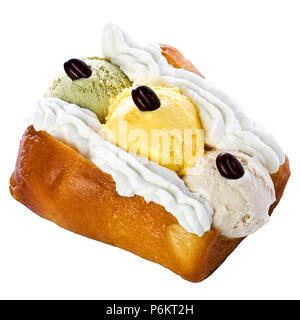 Rum Baba gefüllt mit Pistaziencreme und Haselnuss Eis Stockfoto