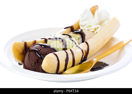 Banana Split mit Pistazie Haselnuss und Schokolade Eis garniert mit Schokolade Sirup und Sahne Stockfoto