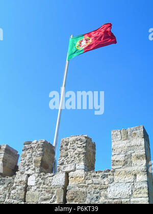 Wehende portugiesische Fahne auf Saint George Schloss in Lissabon, Portugal Stockfoto