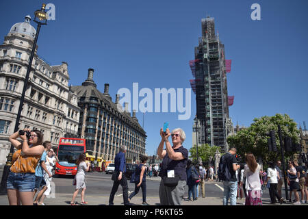 Touristen und Besucher nehmen Sie Fotos mit intelligenten Handys und Kameras in Westminster außerhalb der Häuser des Parlaments, in dem Big Ben gewickelt ist Stockfoto