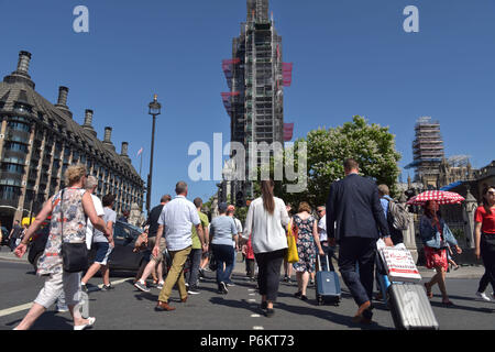 Touristen, Besucher und Mitarbeiter im Büro auf der anderen Straßenseite in Westminster außerhalb der Häuser des Parlaments, in der Big Ben ist im Gerüst, wie es unter Stockfoto