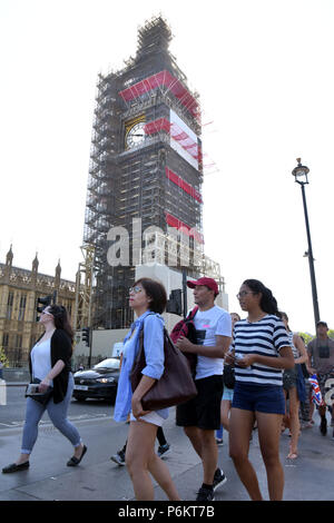 Touristen und Besucher nach London, Westminster außerhalb der Häuser des Parlaments, in dem Big Ben in Gerüst abgedeckt ist, wie es Restaurierung unterzogen wird. Stockfoto