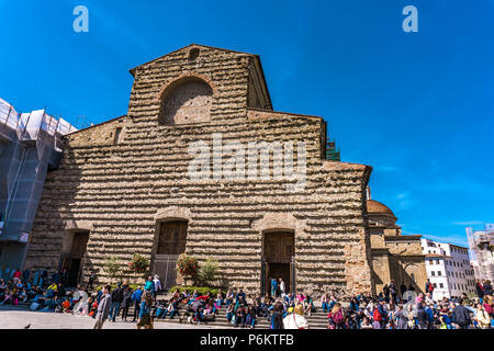 Florenz, Italien - 6. APRIL 2018: Nicht identifizierte Personen durch die Basilika San Lorenzo in Florenz, Italien. Diese Renaissance Kirche ist Begräbnisstätte der Med Stockfoto