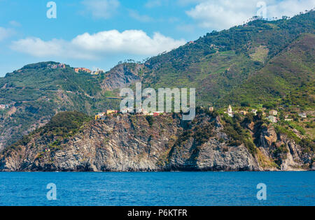 Schönen Sommer Corniglia Blick vom Ausflug Schiff. Eine von fünf berühmten Dörfer der Cinque Terre Nationalpark in Ligurien, Italien, zwischen Li ausgesetzt Stockfoto