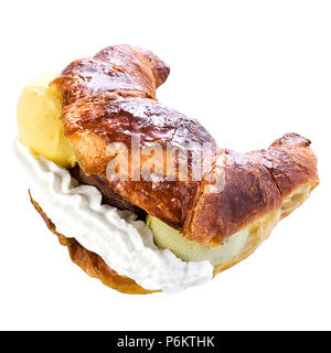 Croissant mit Pistaziencreme und Schokolade Eis gefüllt. Stockfoto