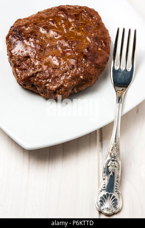 Hamburger auf weißen Teller Stockfoto