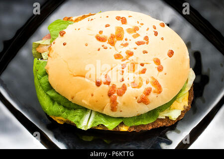 Lecker Hamburger auf schwarze Platte Stockfoto