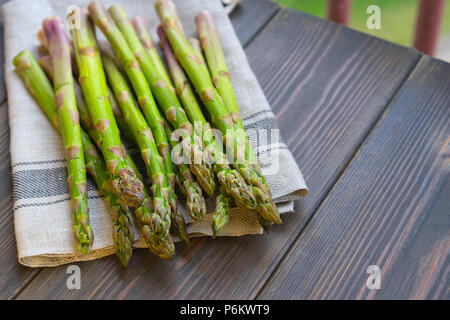 Frische organische Spargel in Parma Schinken auf einem Schneidebrett gewickelt Stockfoto