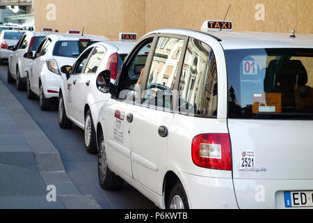 Rom, Italien: Juni 2014: Taxis in der Warteschlange für die Kunden am Bahnhof Termini in Rom Italien Stockfoto