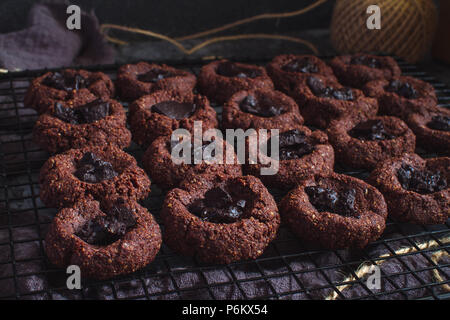 Doppelte Schokolade Fingerabdruck Cookies, Vegan, glutenfrei Stockfoto