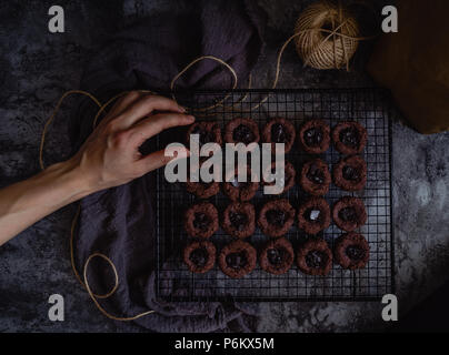 Doppelte Schokolade Fingerabdruck Cookies, Vegan, glutenfrei, Flatlay/Blick von Oben Stockfoto