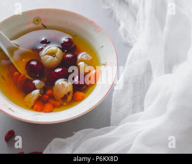 Rotes Datum Longan Suppe in Rosa Schüssel, gesund Stockfoto