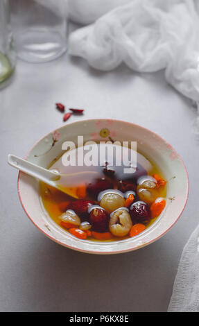 Rotes Datum Longan Suppe in Rosa Schüssel, gesund Stockfoto