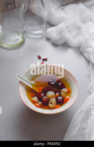 Rotes Datum Longan Suppe in Rosa Schüssel, gesund Stockfoto