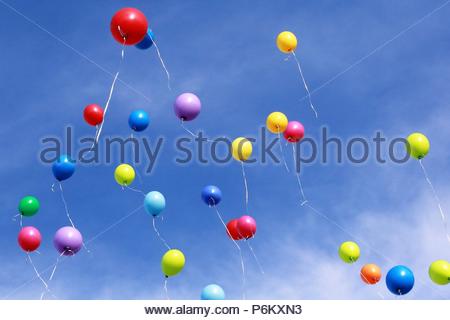 Bunte Luftballons Kopf skywards auf einen schönen Abend im Juni Stockfoto