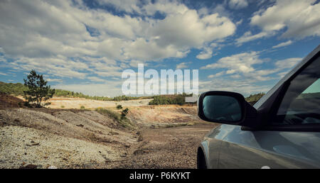 Auto Rückspiegel auf der Ebene mit den Pinienwald im Hintergrund und der Himmel mit Wolken am Zaranda Minen, Spanien Stockfoto