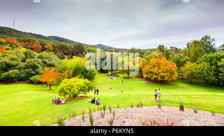 Adelaide, Australien - 16 April 2017: Menschen während Picknick feiern Herbstferien in Mount Lofty öffentlichen Garten an einem Tag Stockfoto